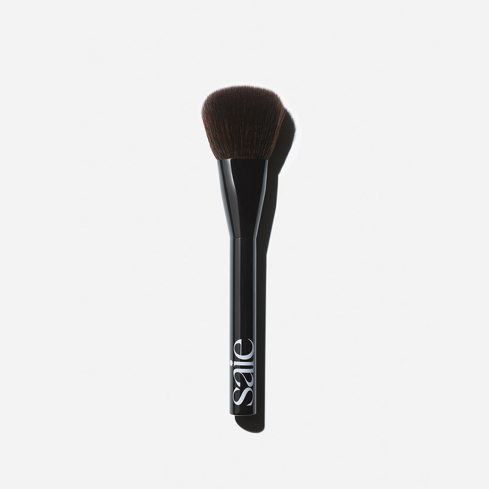 SAIE THE POWDER BLUSH BRUSH
MADE FOR SUPERSUEDE™ BLUSH