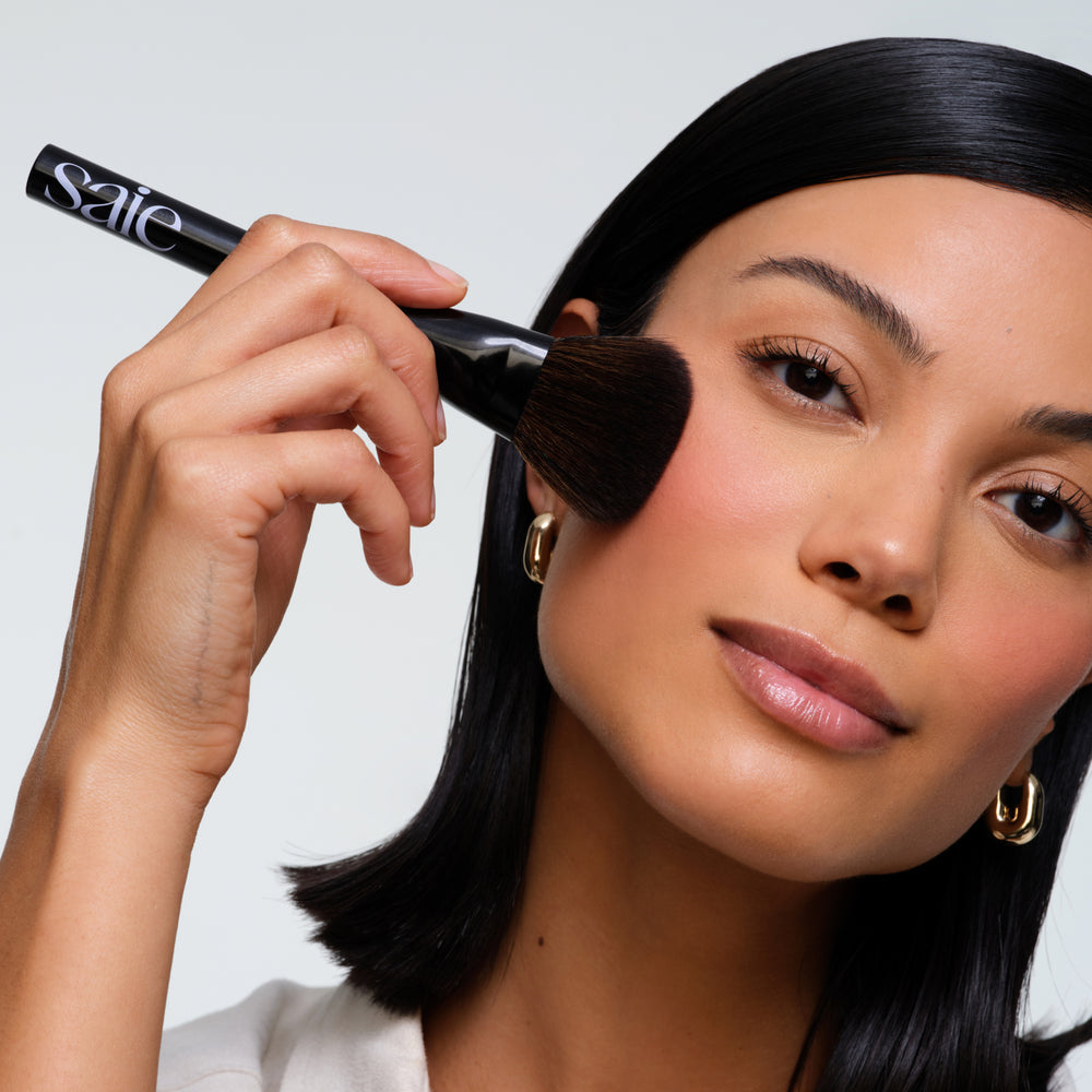 SAIE THE POWDER BLUSH BRUSH
MADE FOR SUPERSUEDE™ BLUSH