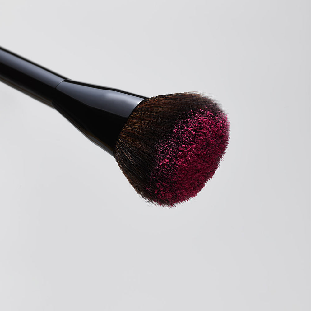 SAIE THE POWDER BLUSH BRUSH
MADE FOR SUPERSUEDE™ BLUSH