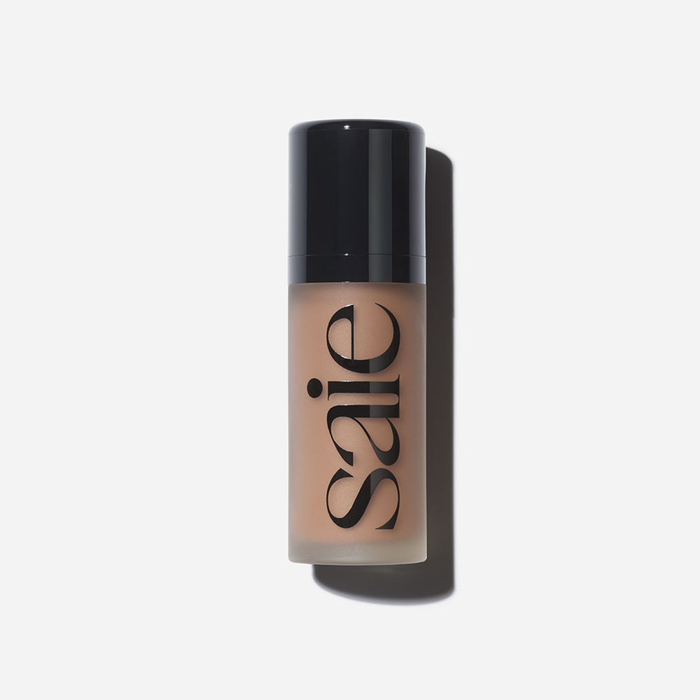 SAIE DEW BRONZE
SOFT-FOCUS EFFORTLESS LIQUID BRONZER
12ML | .40OZ